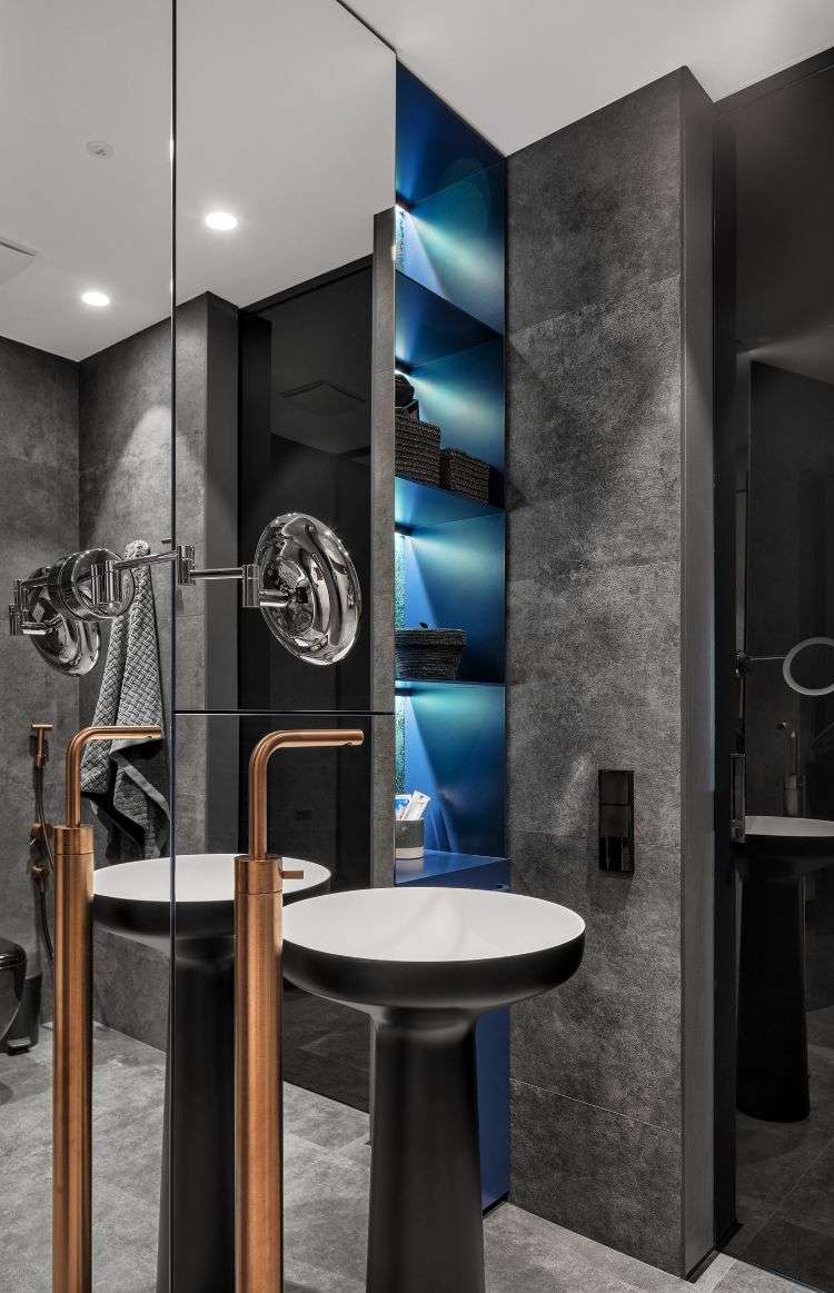 badezimmer spiegel design sanitärkeramik blaue regale tücher kupfer wasserhahn rund waschbecken
