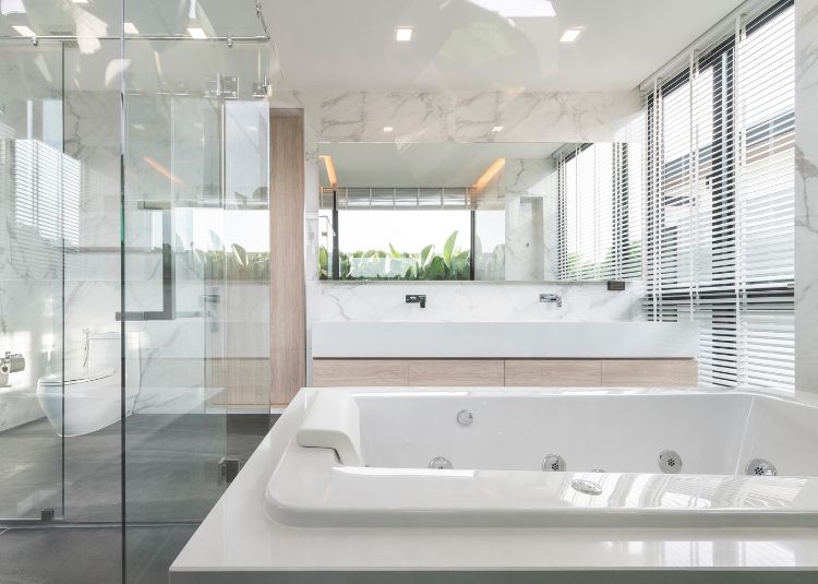 begrünte fassade designer haus moderne architektur bad duschkabine glas wasserhahn badewanne bepflanzung marmor jalousien toilette