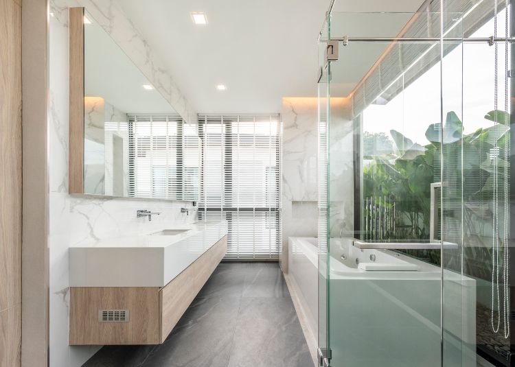 begrünte fassade designer haus moderne architektur bad duschkabine glas wasserhahn badewanne waschbecken doppelfunktion spiegel