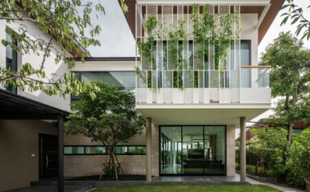 begrünte fassade designer haus moderne architektur glas terrasse natürliche umgebung bäume rasen wachsblume