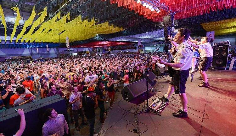 brasilien oktoberfest blumenau halle festzelt bühne musik samba mischung volkslieder