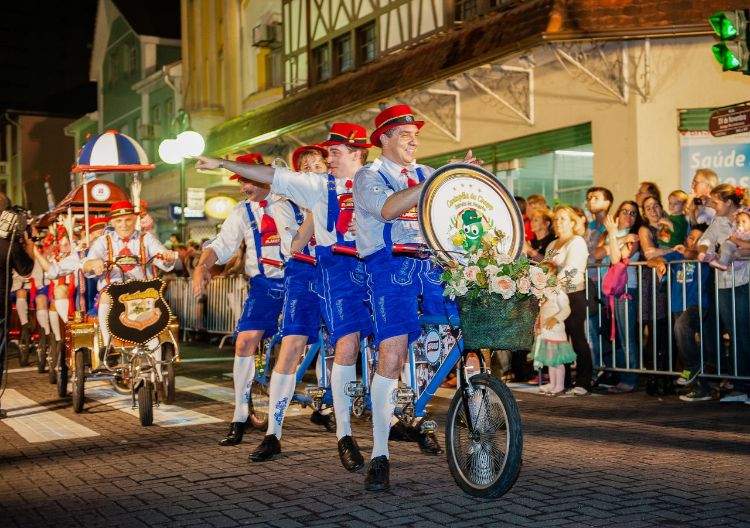brasilien oktoberfest blumenau straße parade fahrrad publikum amüsieren unterhalten blau trachtenhosen