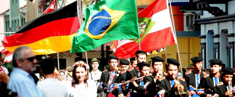 brasilien oktoberfest blumenau straße parade orchester flag fahne