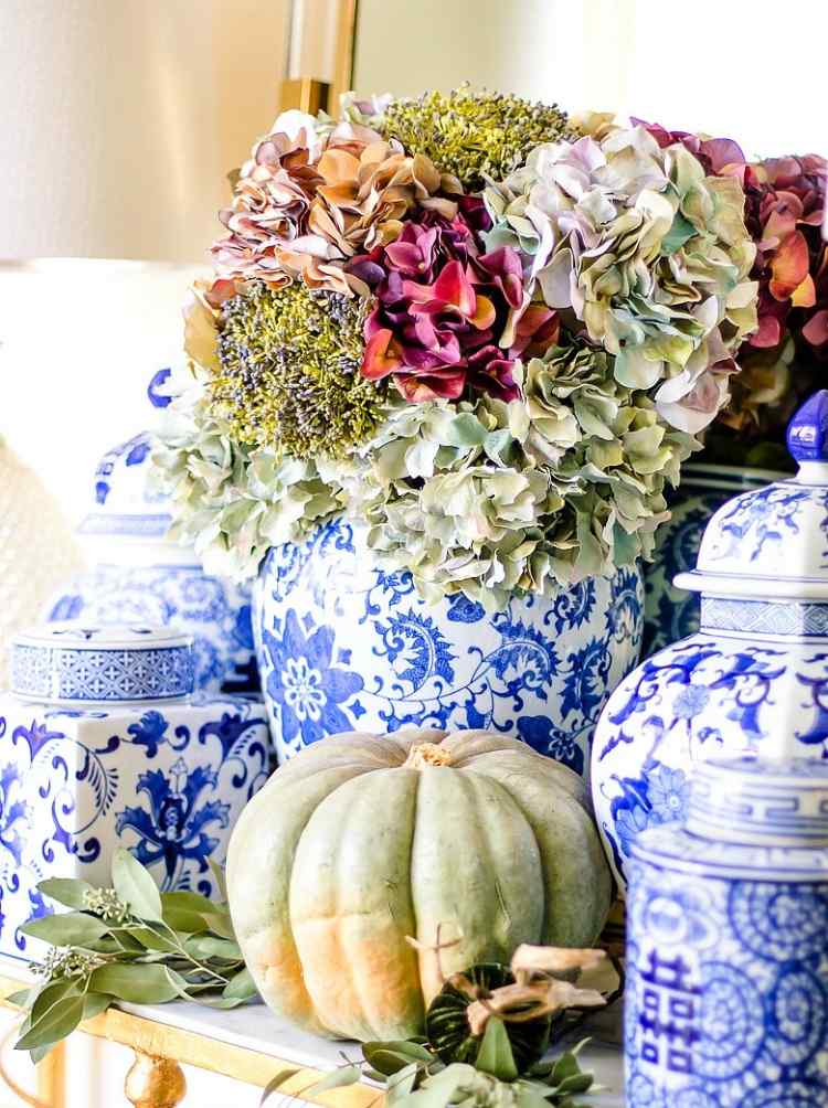 dekorative blumenvasen herbstdeko mit hortensien