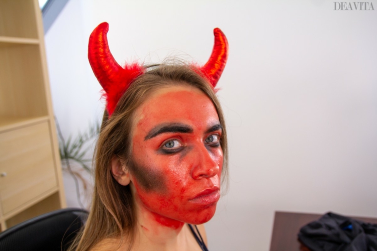 dämon schminken frau halloween make up hörner