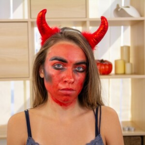 einfaches halloween make up ideen dämon schminken rote gesichtsfarbe hörner
