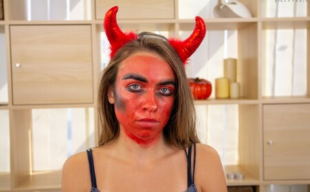 einfaches halloween make up ideen dämon schminken rote gesichtsfarbe hörner