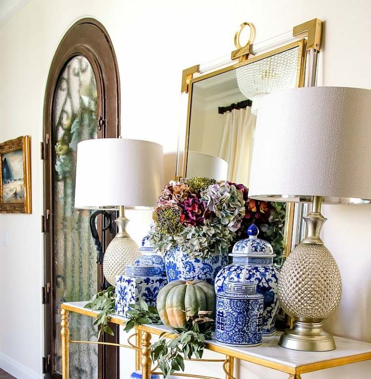 eingangsbereich dekorieren herbst hortensien vasen