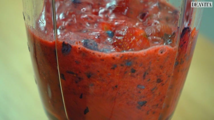 erdbeer-smoothie heidelbeeren fein pürieren