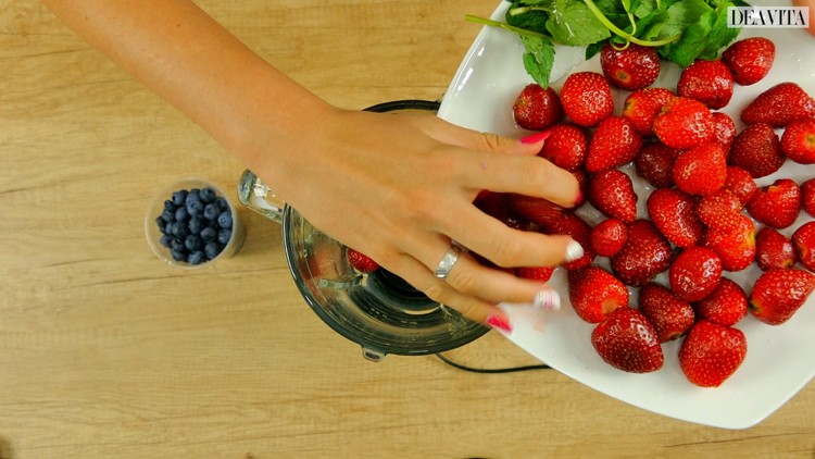 erdbeer-smoothie zubereitung lecker koestlichkeit