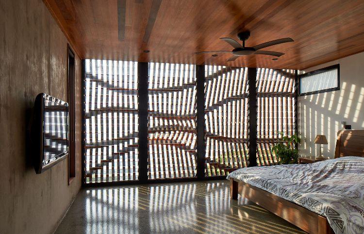 fassade mit holz verkleiden modernes designer haus brise soleil sonnenschutz sichtschutz privatsphäre schlafzimmer holzdecke