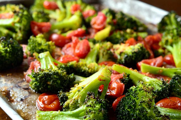 gesunde lebensmittelkombinationen tomaten brokkoli essen kochen