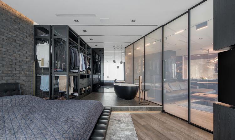 glastrennwand wohnbereich schwarz gestaltungselemente badewanne mitten im raum schlafbett garderobe kleiderschrank design