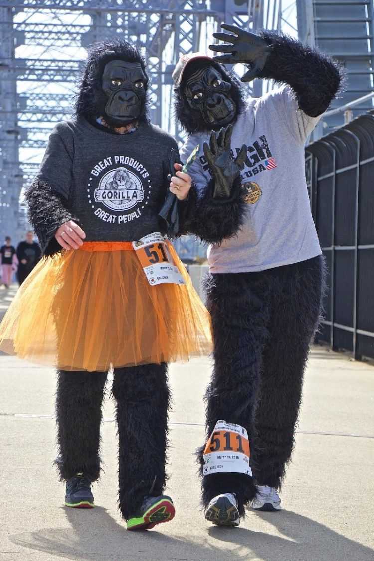 gorilla kostüme marathon nummerschield brücke