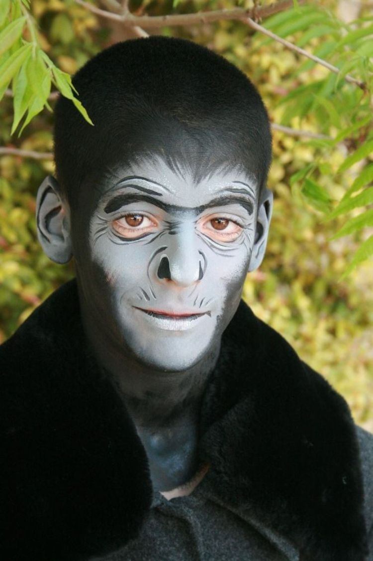 gorilla schminken affenkostüm herren ideen halloween karneval faschingskostüm verkleiden gesichtsmalerei weiß schwarz grau