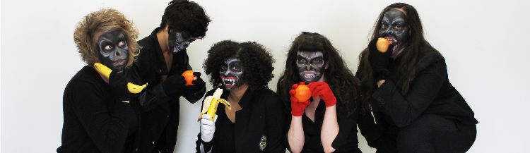 gorilla schminken affenkostüm maske erwachsene ideen halloween karneval faschingskostüm verkleiden gesichtsmalerei gruppenfoto