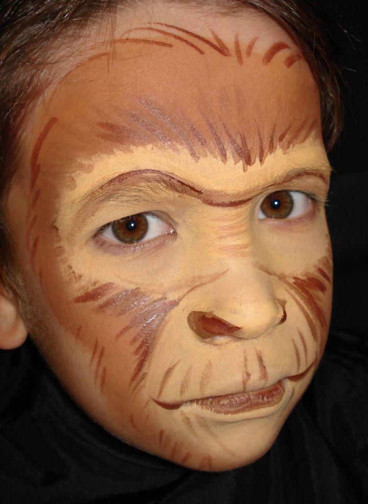 gorilla schminken affenkostüm maske kind als affe ideen halloween karneval faschingskostüm verkleiden gesichtsmalerei