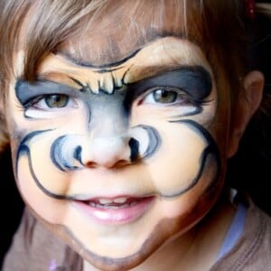gorilla schminken affenkostüm maske kleines kind als affe ideen halloween karneval faschingskostüm verkleiden gesichtsmalerei