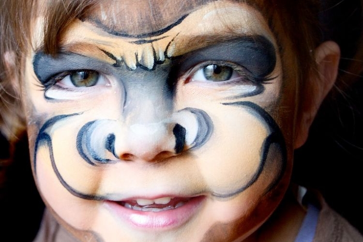 gorilla schminken affenkostüm maske kleines kind als affe ideen halloween karneval faschingskostüm verkleiden gesichtsmalerei