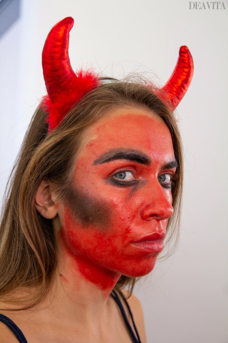 halloween make up einfach idee gesicht dämon hals rot gruselig