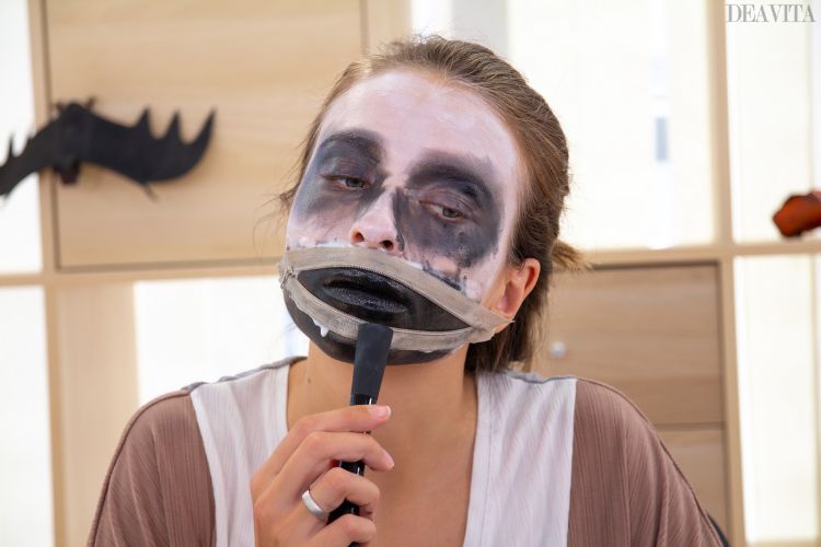 halloween mumie kostüm klebstoff reißverschluss bekleben vorbereiten um den mund befestigen