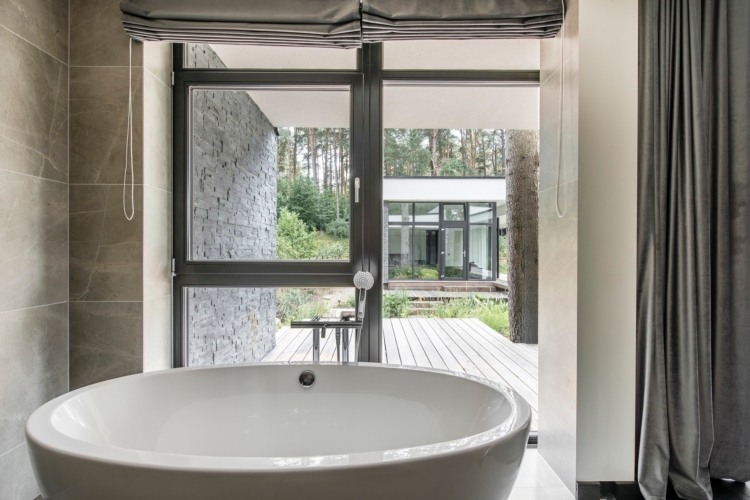 haus mit glasfront freistehende runde badewanne fenster