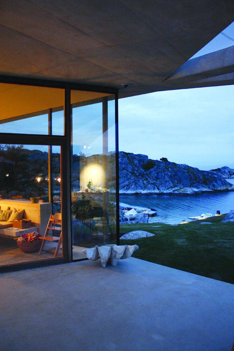 haus mit pultdach fjordhaus design felsen landschaft umgebung außenbereich boote meer
