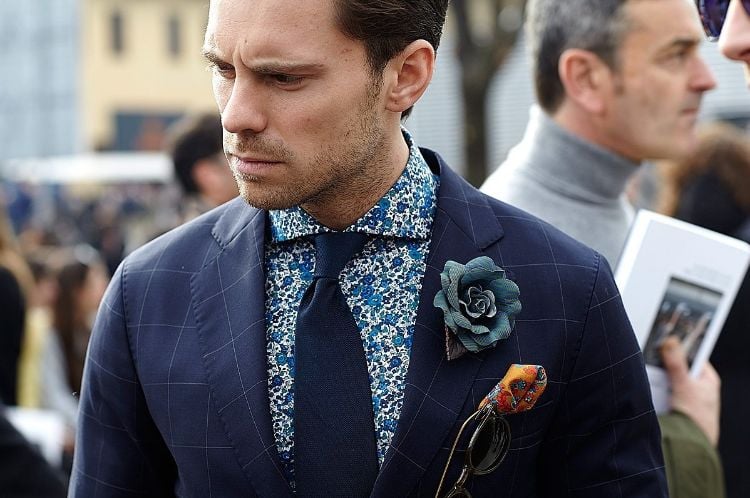 hemd krawatte kombination karierter blazer gemustertes hemd blume komponente