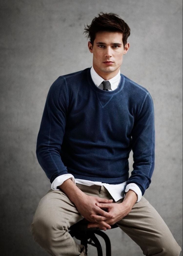 hemd unter pullover gelöst sitzen modern männer tipps design sportlich elegant lässig