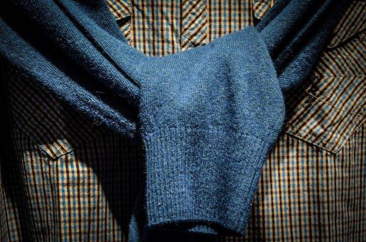 hemd unter pullover herren modern männer tipps design ideen kariert blau gebunden