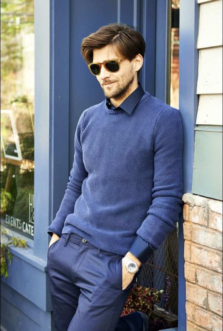 hemd unter pullover männer tipps design sportlich elegant lässig blau duplizieren nuancen farbtöne farbkombination.jpg