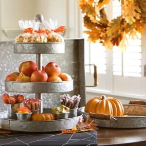 herbstdeko mit etagere süßigkeiten obst herbstblätter