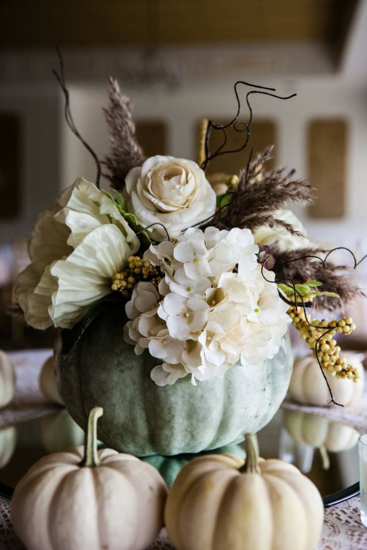 herbstdeko mit hortensien kürbis als vase dekorieren