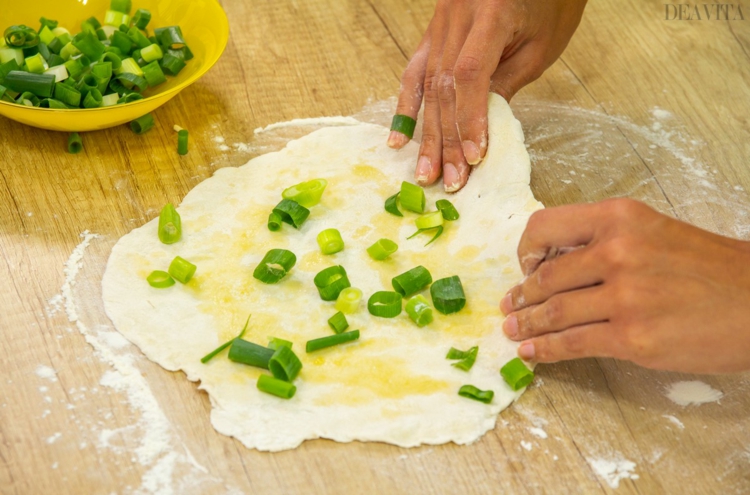 herzhafte pfannkuchen rezept ausrollen füllung frühlingszwiebeln