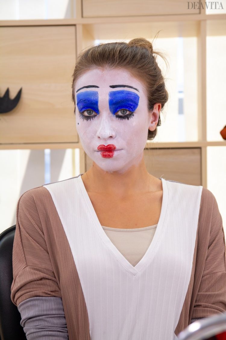herzkönigin kostüm schminken makeup blau farbe auftragen augenbrauen rote lippen muttermal