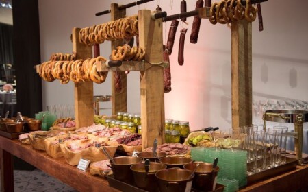 holzbretter hochzeitsfeier brezeln aufhängen brezelbar aufstellen garten herzhafte snacks salami schinken champagnier gläser