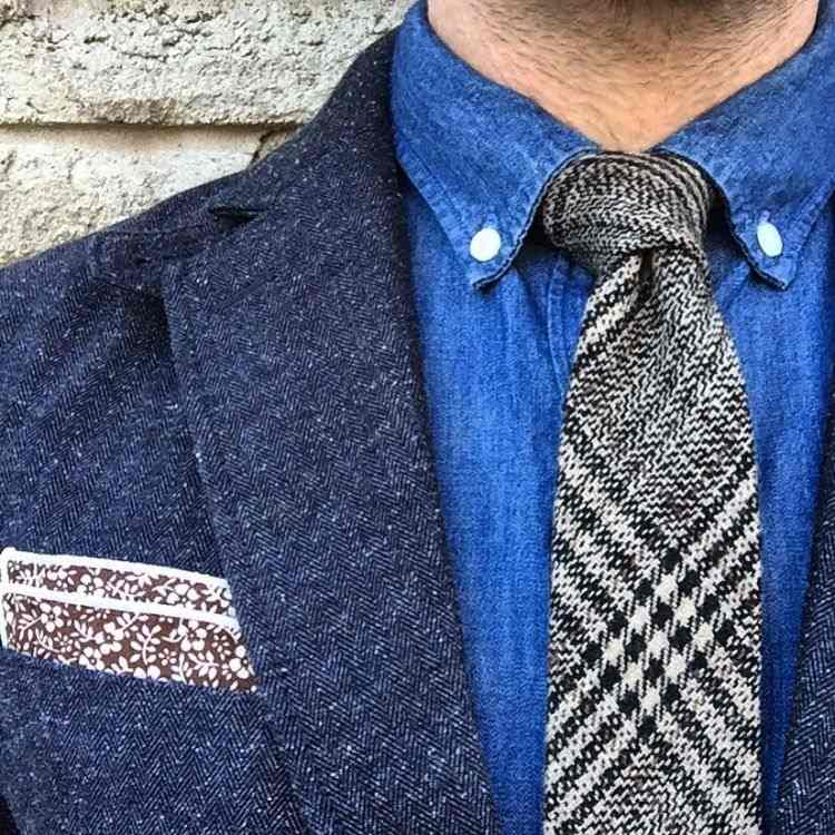 indigoblau sakko jeanshemd tuch blumenmuster gemusterte krawatte