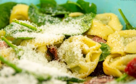 italienischer nudelsalat tortellini parmesan bestreut nahaufnahme