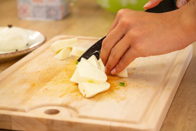 küchenbrett mozzarella stücke schneiden würfeln