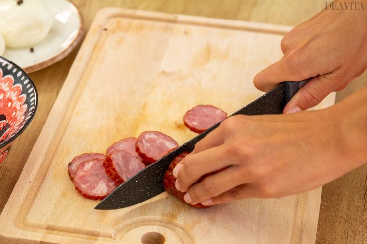 küchenbrett salami schneiden küchenmesser salat vorbereiten