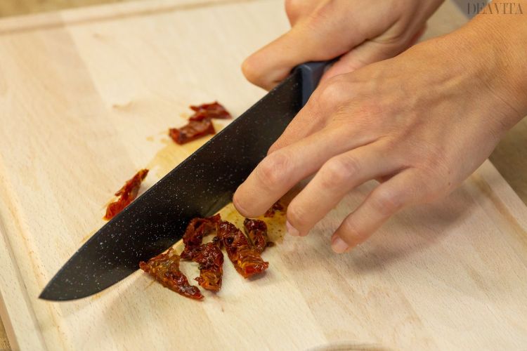 küchenmesser sonnengetrocknet tomaten in stücken schneiden hacken