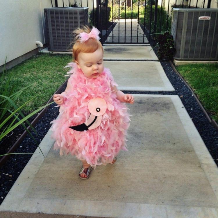 karneval kostüm mädchen rosa flamingo selber machen feder schleife ganzkörper