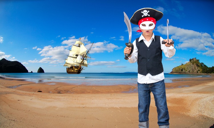 kinderkostüm pirat jungen jeans anzugweste piratenhut piratenhaken piratensäbel