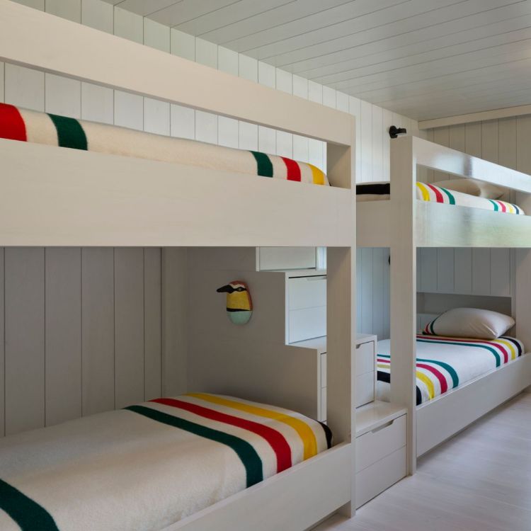 kinderzimmer gästezimmer etagenbette bunt farbig weiß holz dielen rustikal fenster