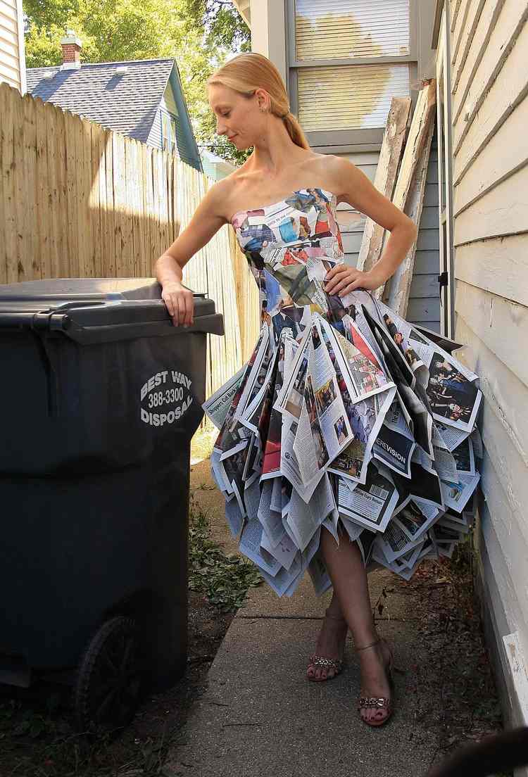 kleid aus zeitung basteln recycling projekt