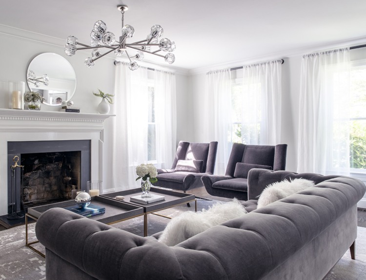 kleines wohnzimmer großes sofa chesterfield sofa ohrensessel grau lila