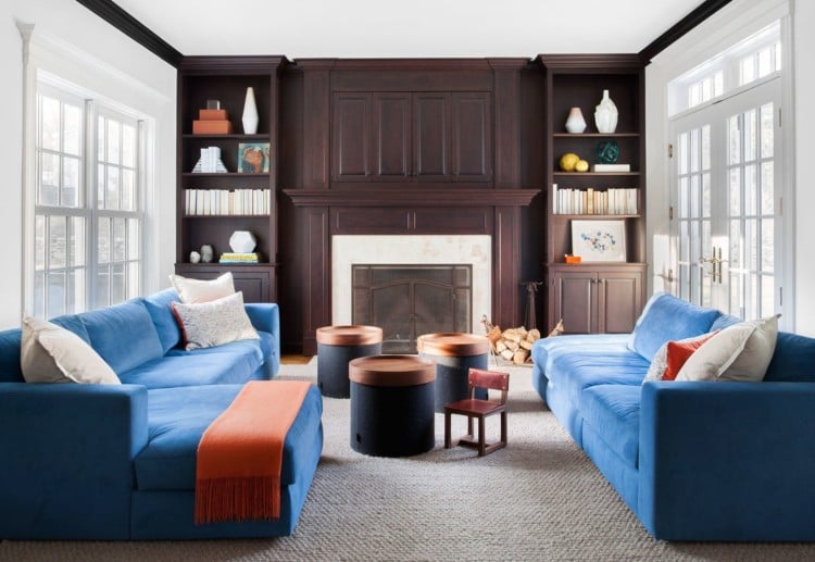 kleines wohnzimmer großes sofa ecksofa polsterung plüsche kamin wandregale kaffeetische