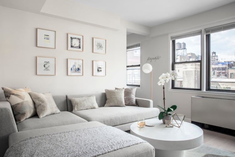 kleines wohnzimmer großes sofa elegante einrichtung ideen weiss elfenbeinfarbe