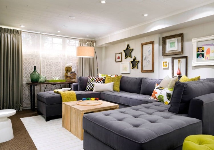 kleines wohnzimmer großes sofa wohnlandschaft gepolstert kaffeetisch holz