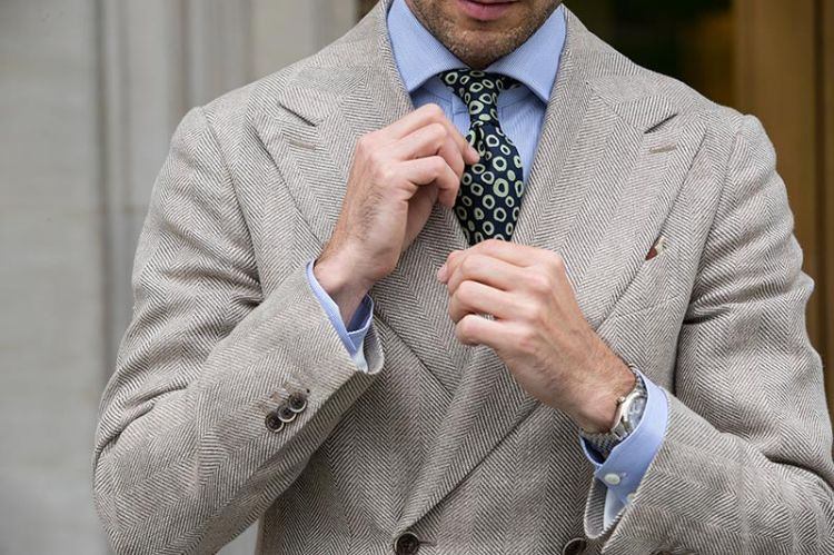 kombination hellbrauner anzug gemusterte krawatte hellblau hemd uhr